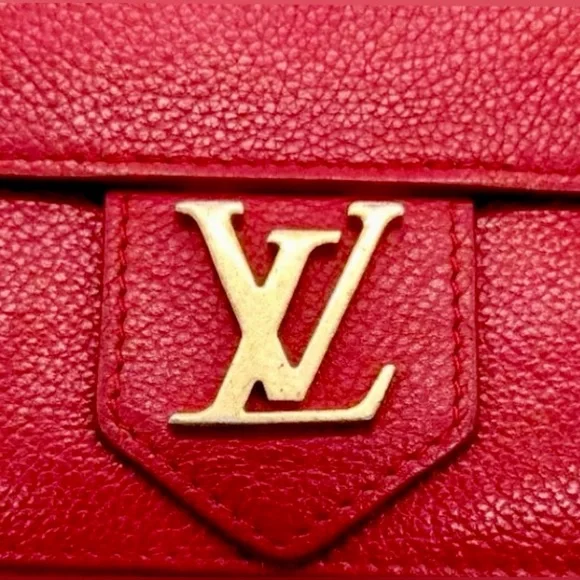 Never used in Box Louis Vuitton Lockme Long Wallet
M61277 - Picture 3 of 15
